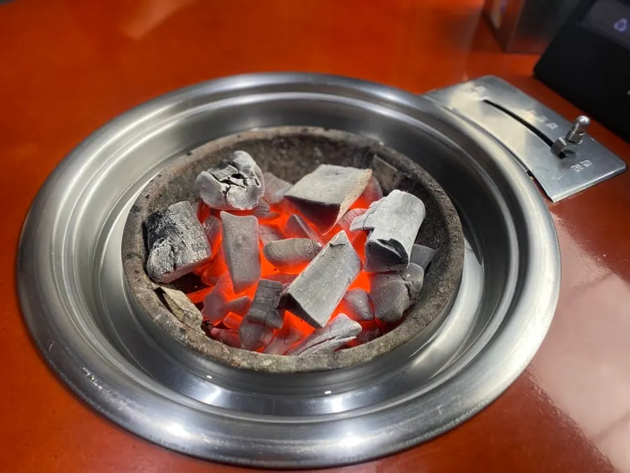 테이블에 넣어준 숯불 화로