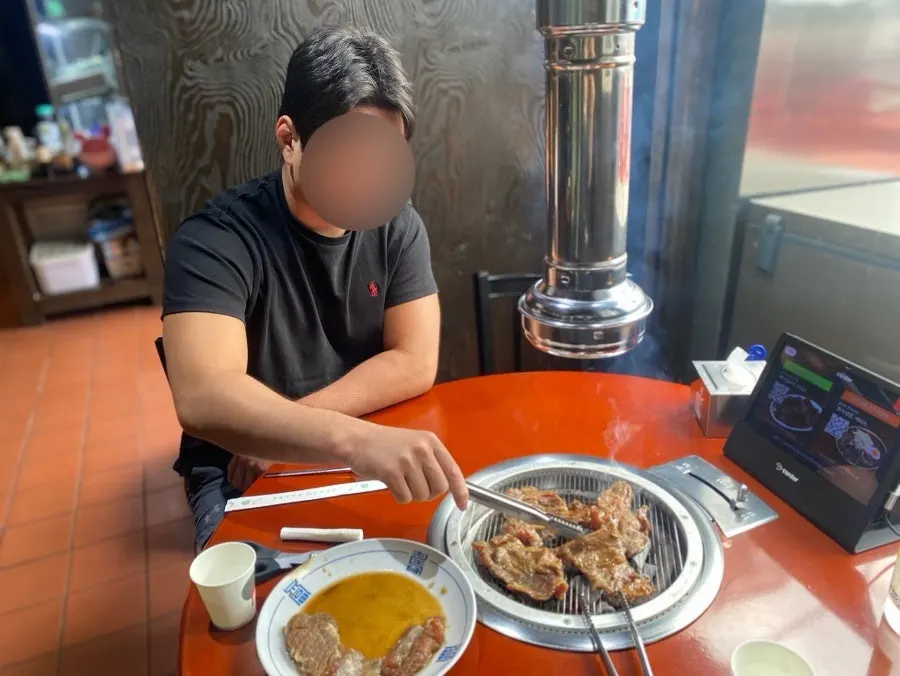 숯불 위에서 구워지는 수제양념갈비