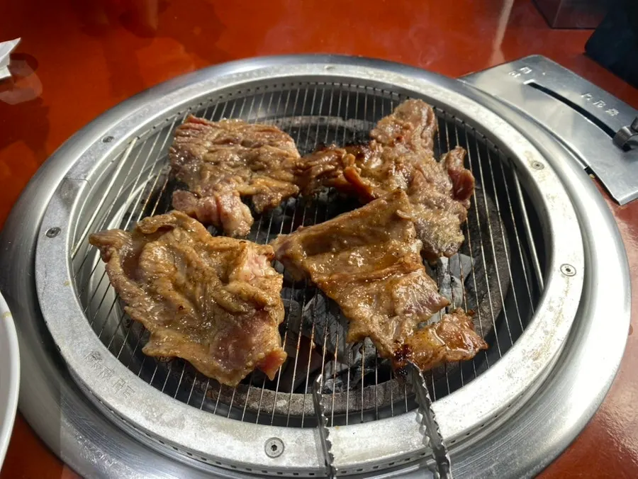 석쇠에 올린 양념갈비 굽는 모습