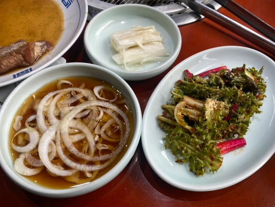백김치와 구운 갈비 한 점