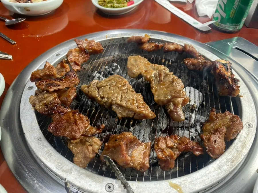 노릇하게 구워진 양념갈비
