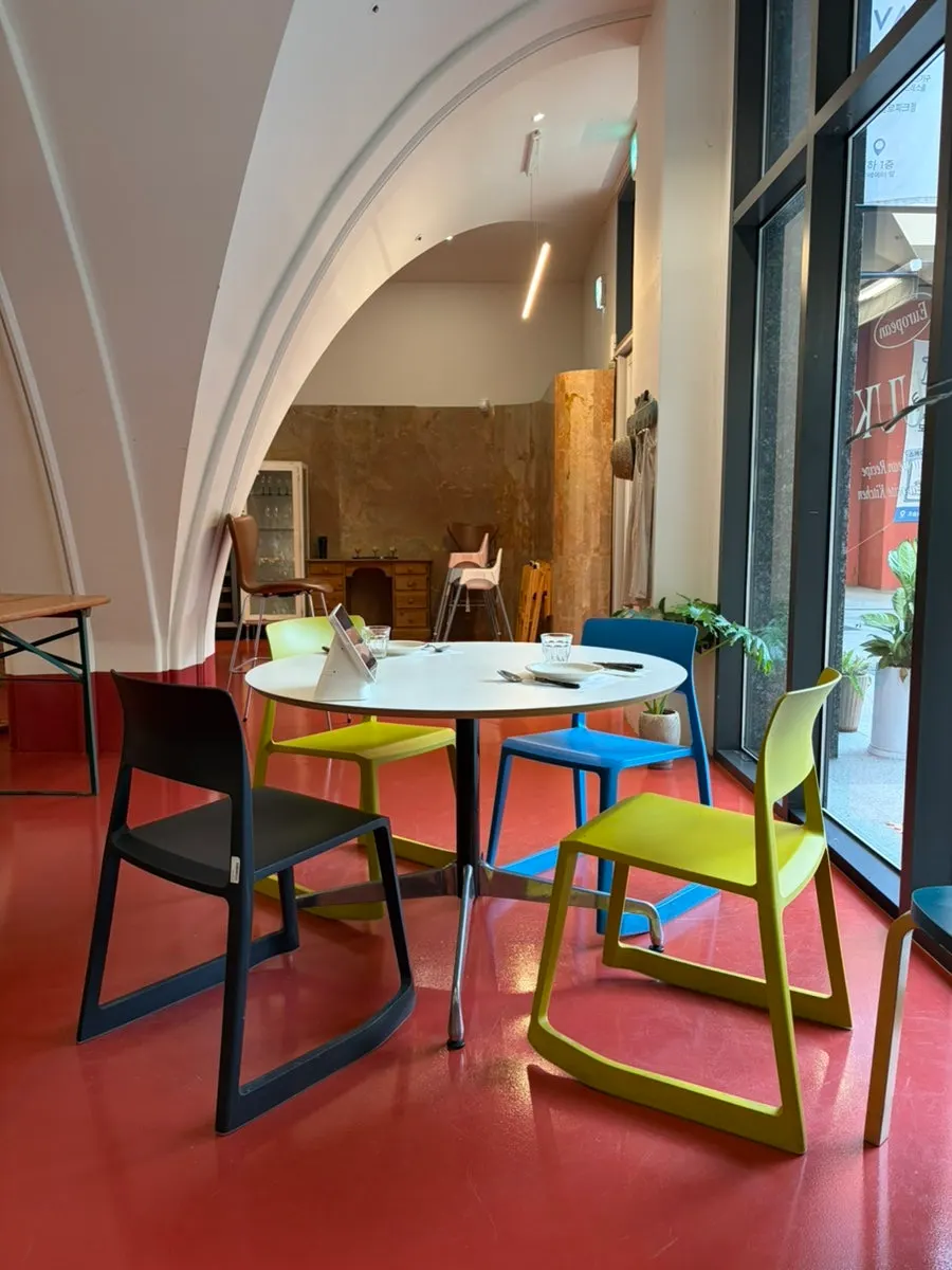 Seating in the classic-atmosphere restaurant