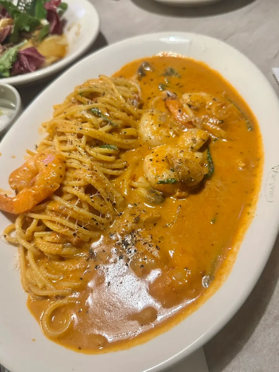 테이블에 차려진 세트 음식
