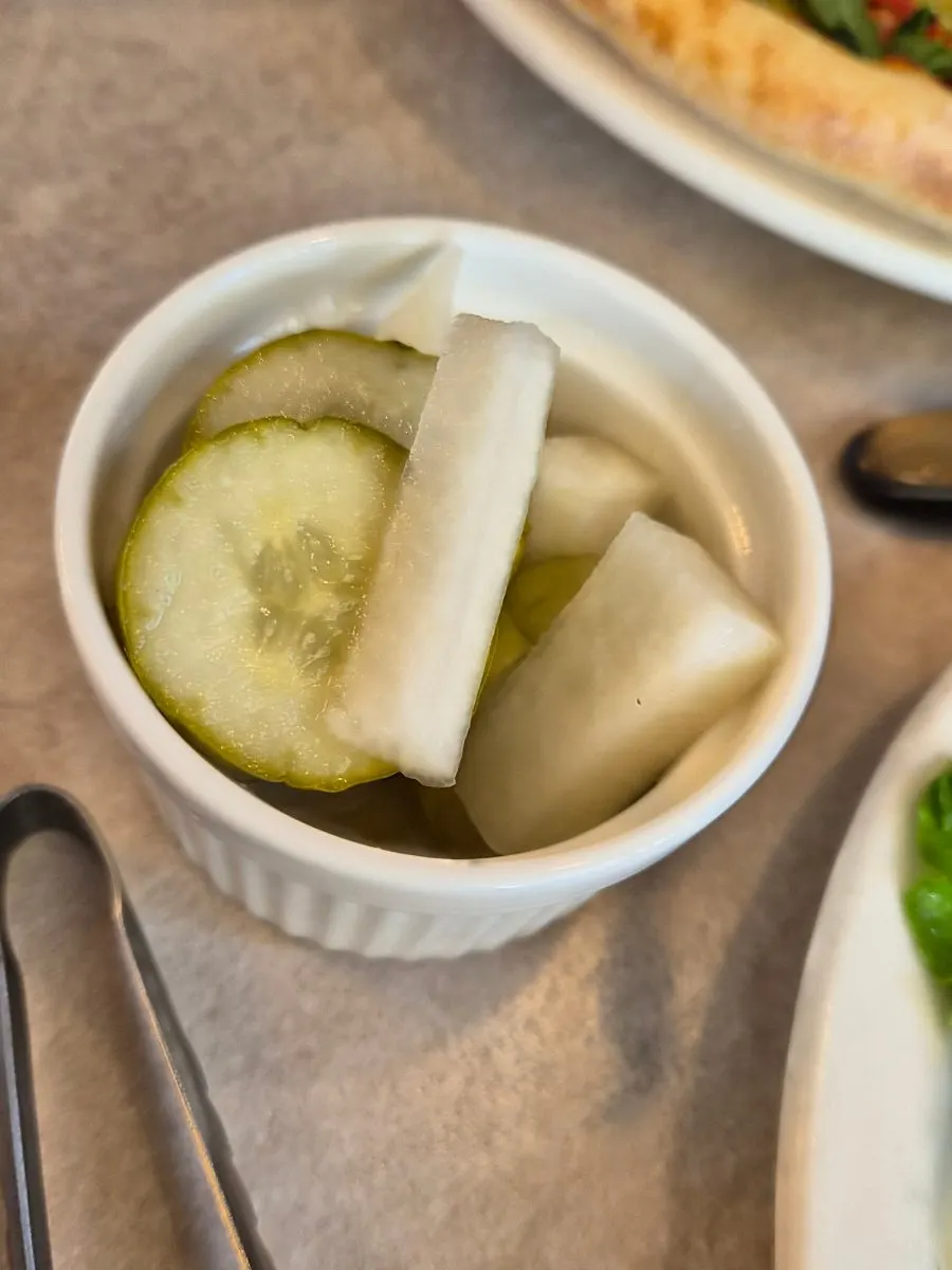 바질마르게리따 피자 한 조각