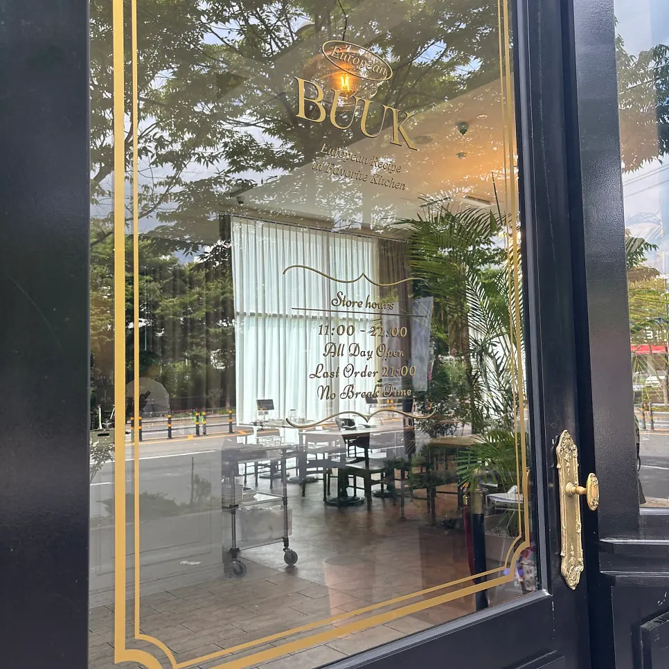 한산한 오후의 매장 홀