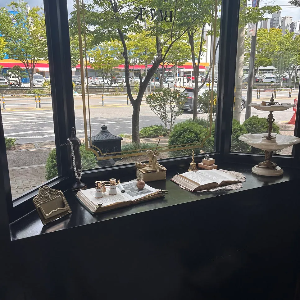매장 뒤편 전용 주차장 쪽 풍경