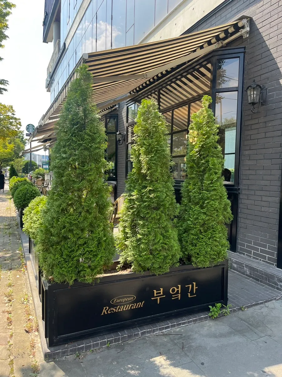 Back exit of Bueokgan leading to the parking lot