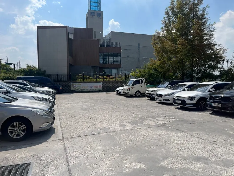 Parking lot behind Bueokgan Sangmu Branch