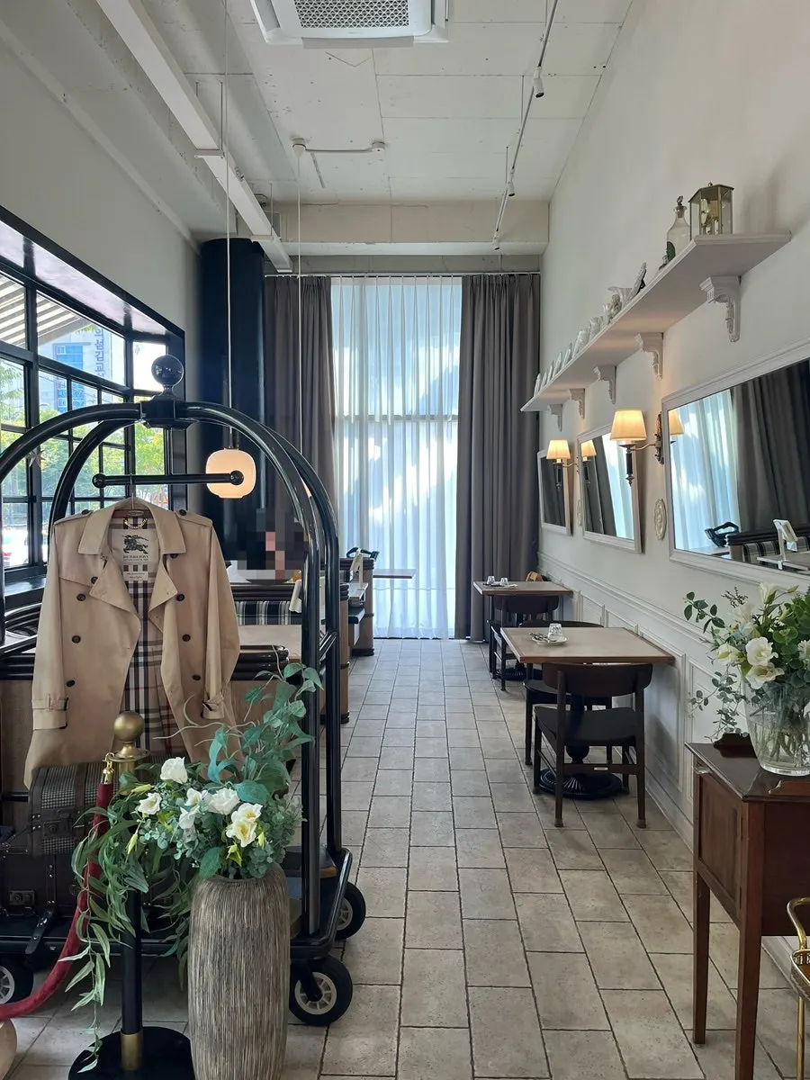 Tables at Bueokgan Sangmu Branch suited for larger groups