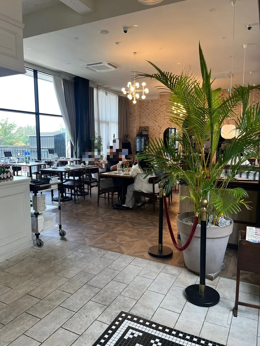 Spacious, clean dining hall at Bueokgan Sangmu Branch