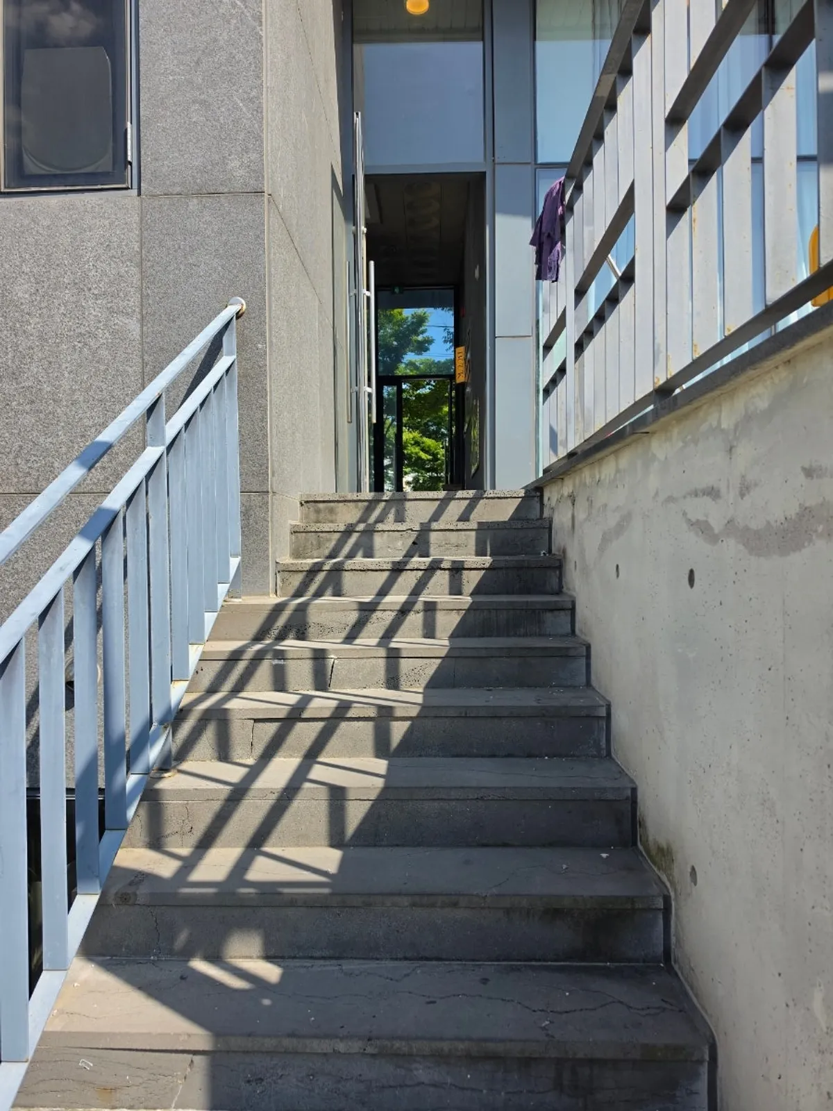 Walkway from parking to the restaurant entrance