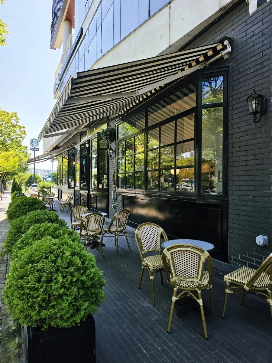 View of the entrance and terrace at Bueokgan Sangmu Branch