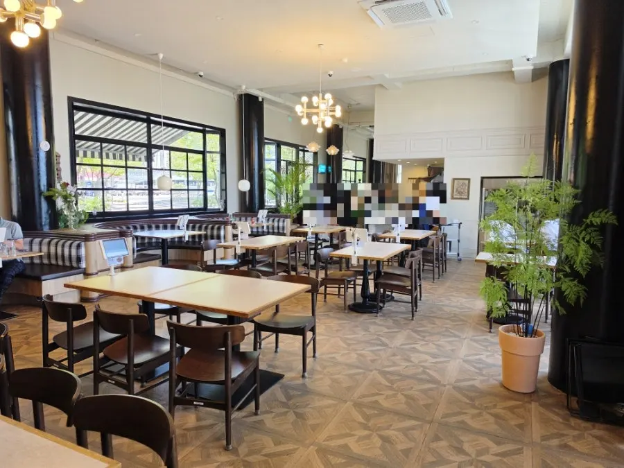 Spacious interior of Bueokgan Sangmu Branch with wide table spacing