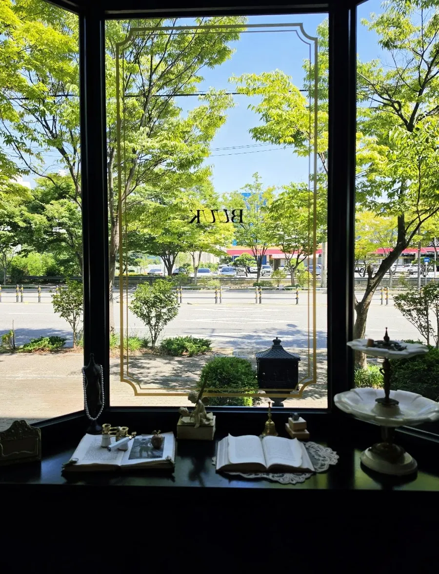 Warm-toned dining hall at Bueokgan Sangmu Branch