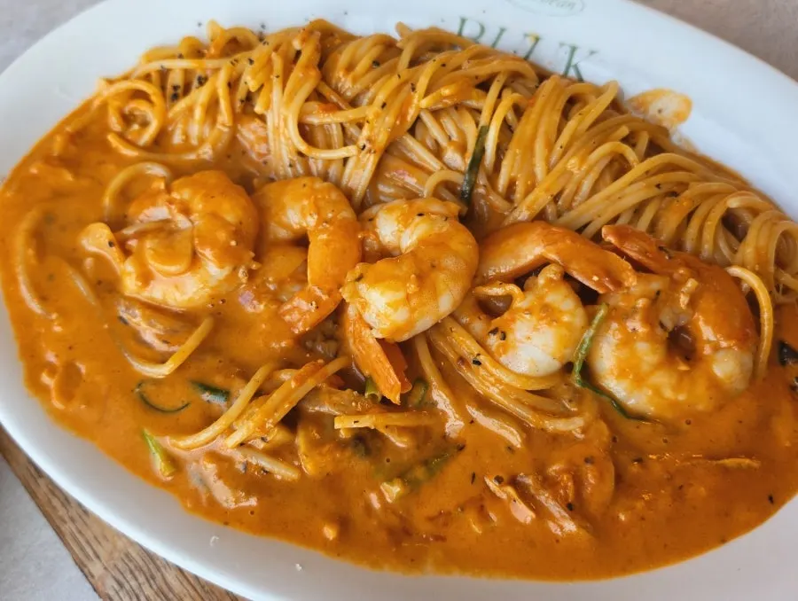 Shrimp pasta with thick rosé sauce