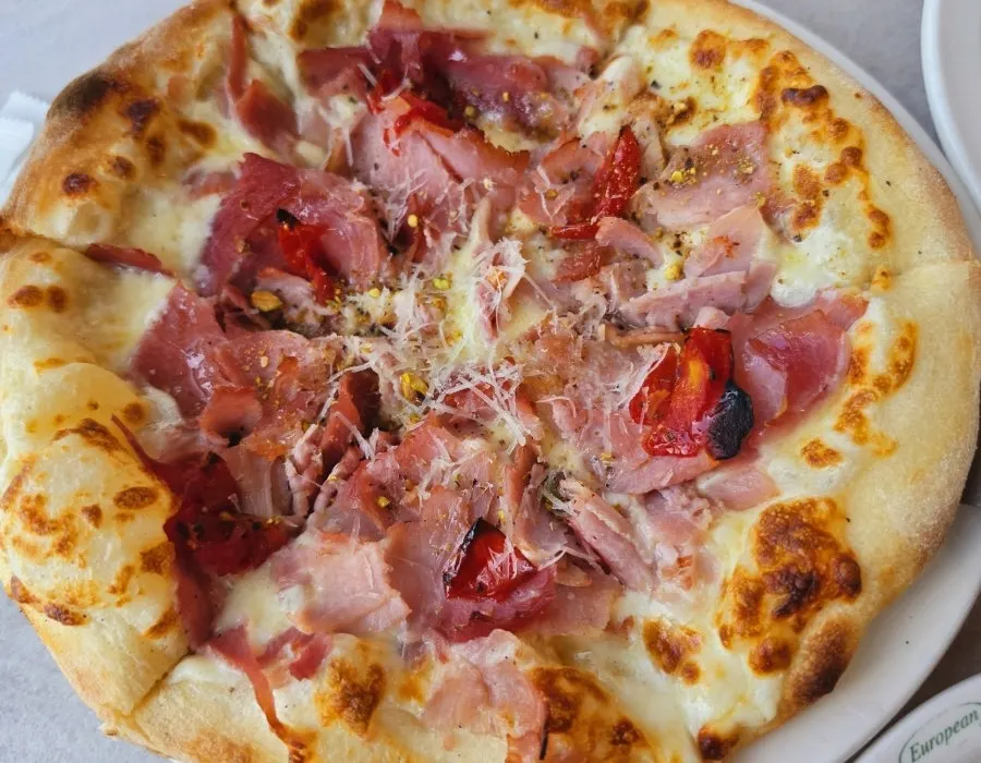 Bueokgan jambon pizza topped generously with ham