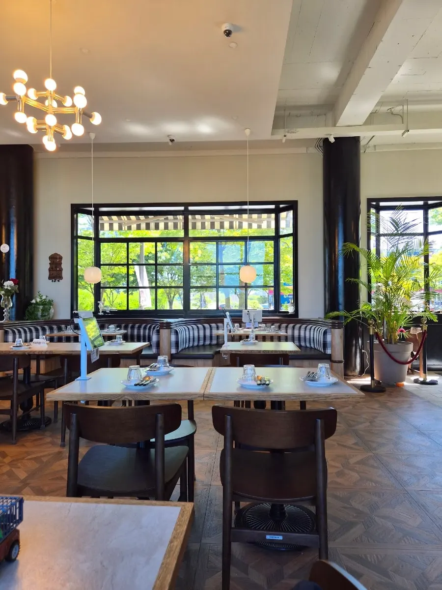 Interior of Bueokgan Sangmu Branch with an overseas feel