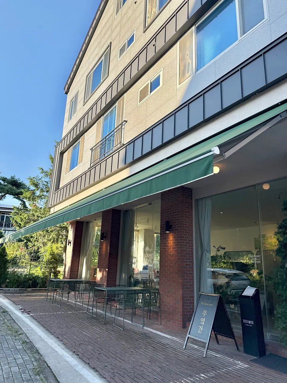 Exterior of Bueokgan Suwan Branch tucked into a Suwan alley