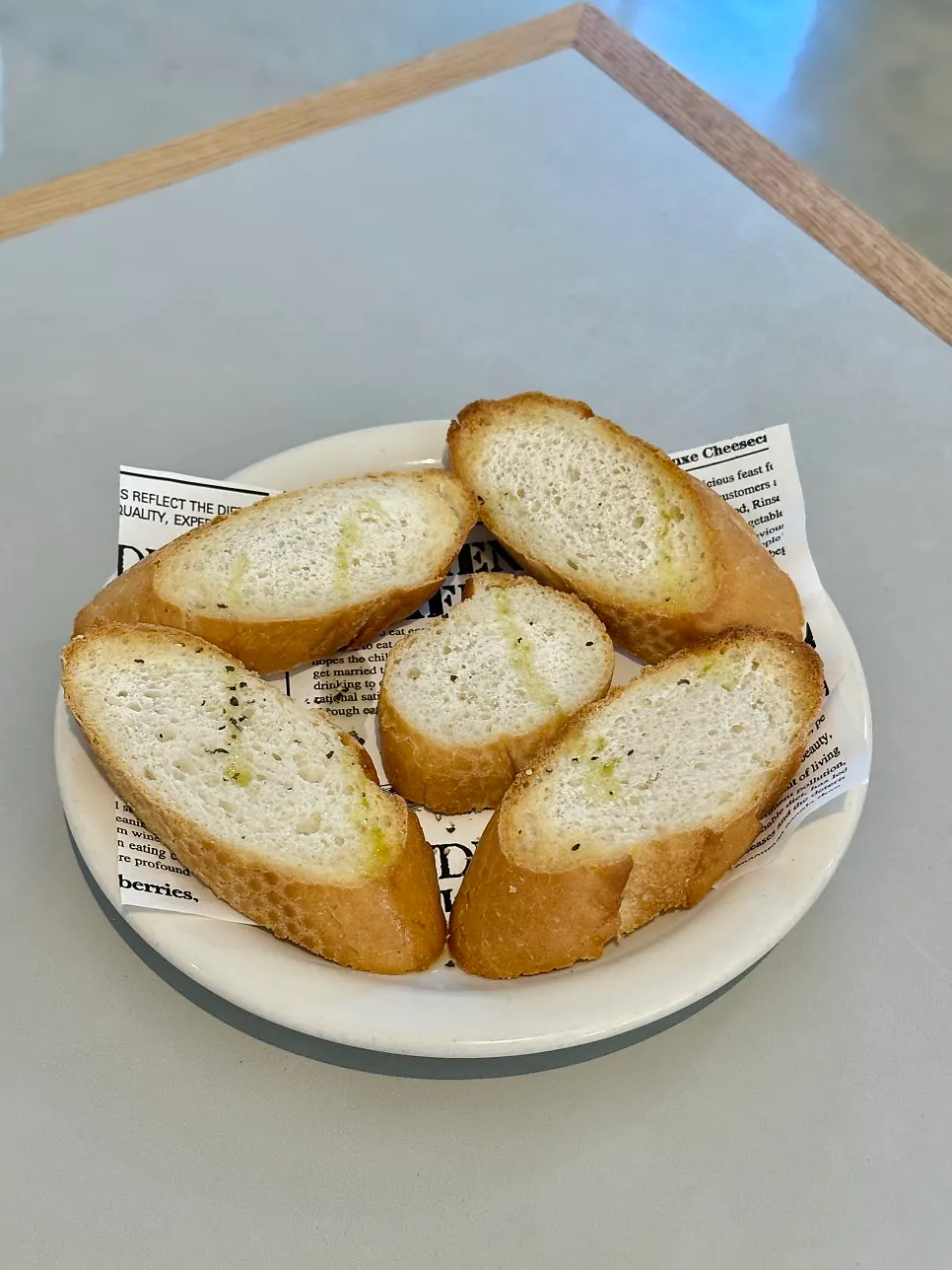 5 slices of baguette ordered as an extra