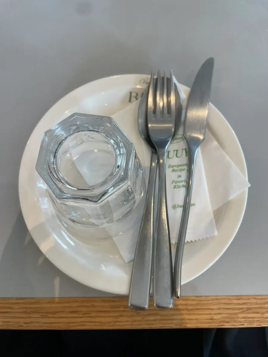 세팅된 식기류와 음료