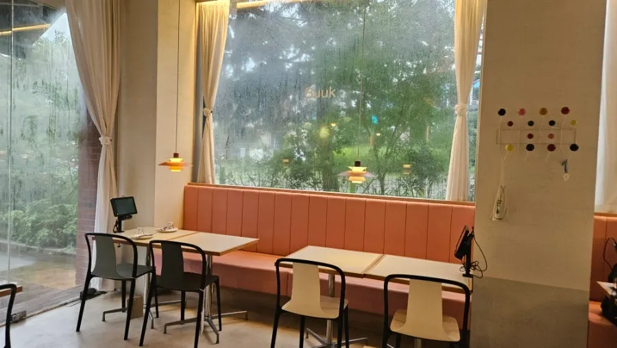 창밖으로 비가 쏟아지는 모습