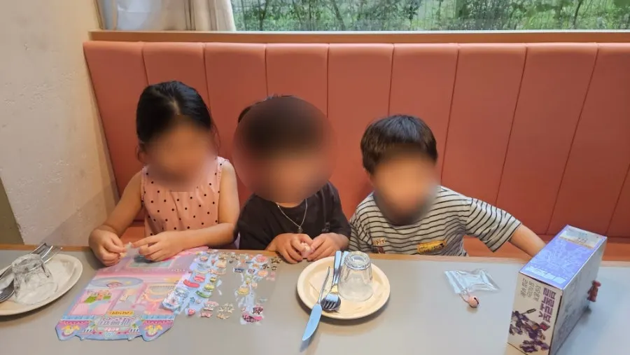 아이와 함께한 테이블 자리