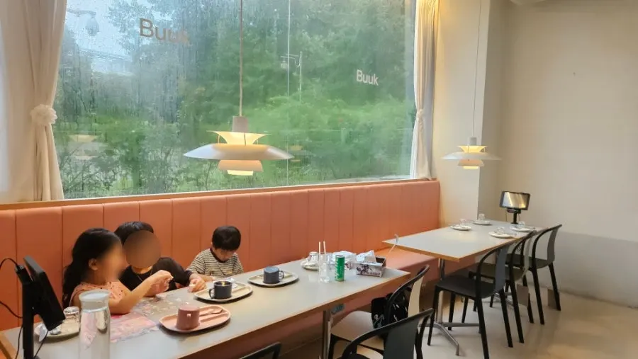 통창 너머 초록 풍경