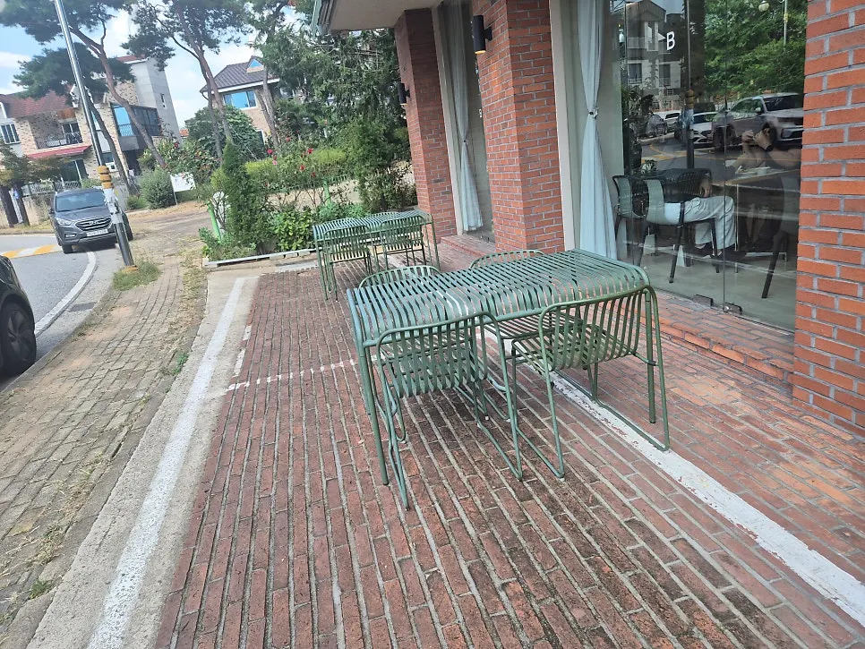 Seating inside Bueokgan Suwan Branch