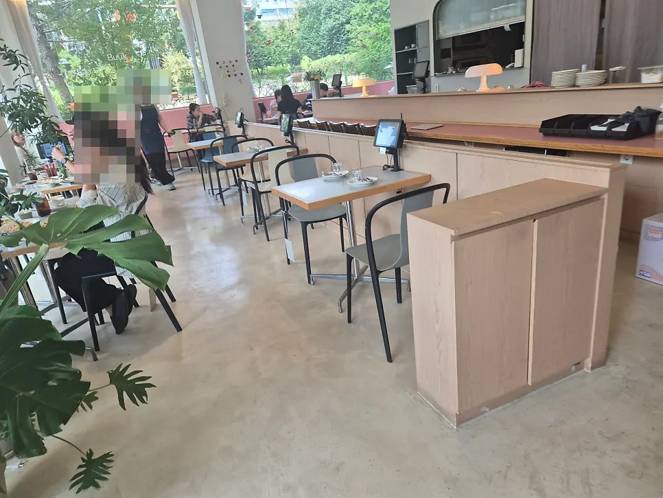 Dining hall at Bueokgan Suwan Branch decorated with European furniture