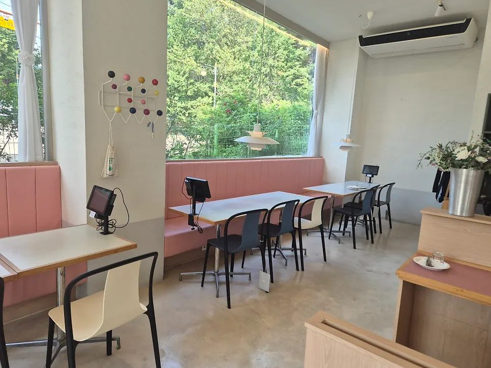 Table and chair arrangement at Bueokgan Suwan Branch