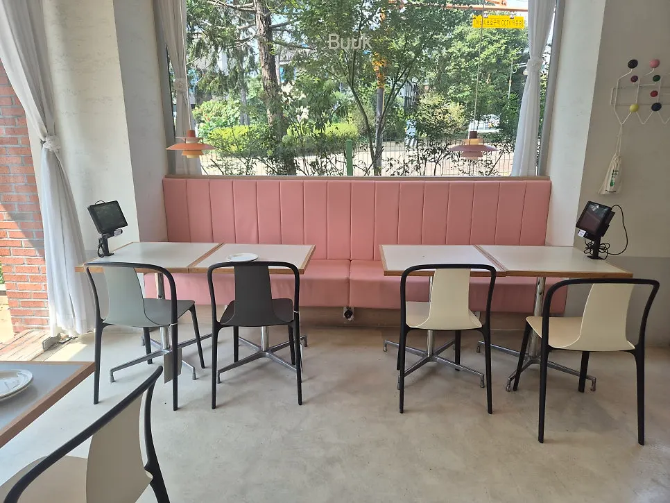 Italian forest-concept space at Bueokgan Suwan Branch