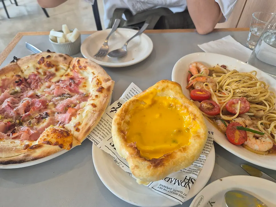 Jambon pizza topped with jambon ham and pistachio