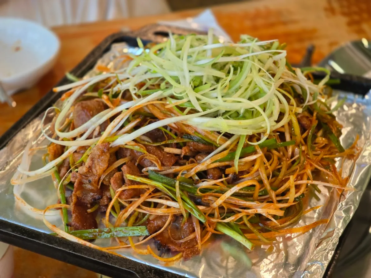 Set de carne a la parrilla de Bulhyangjip, restaurante junto al lago Mulwang en Siheung