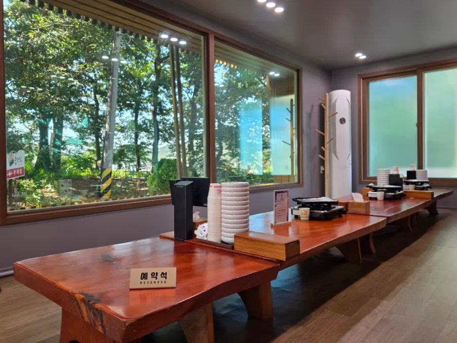 Interior de Bulhyangjip con mesas espaciadas