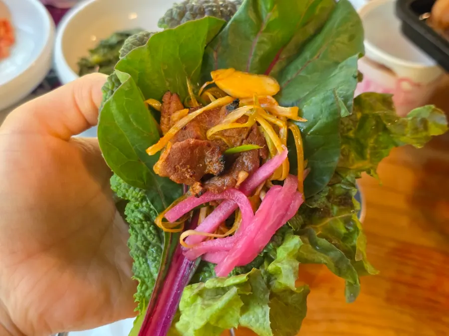 Trozo de bulgogi con gochujang sobre una hoja para envolver