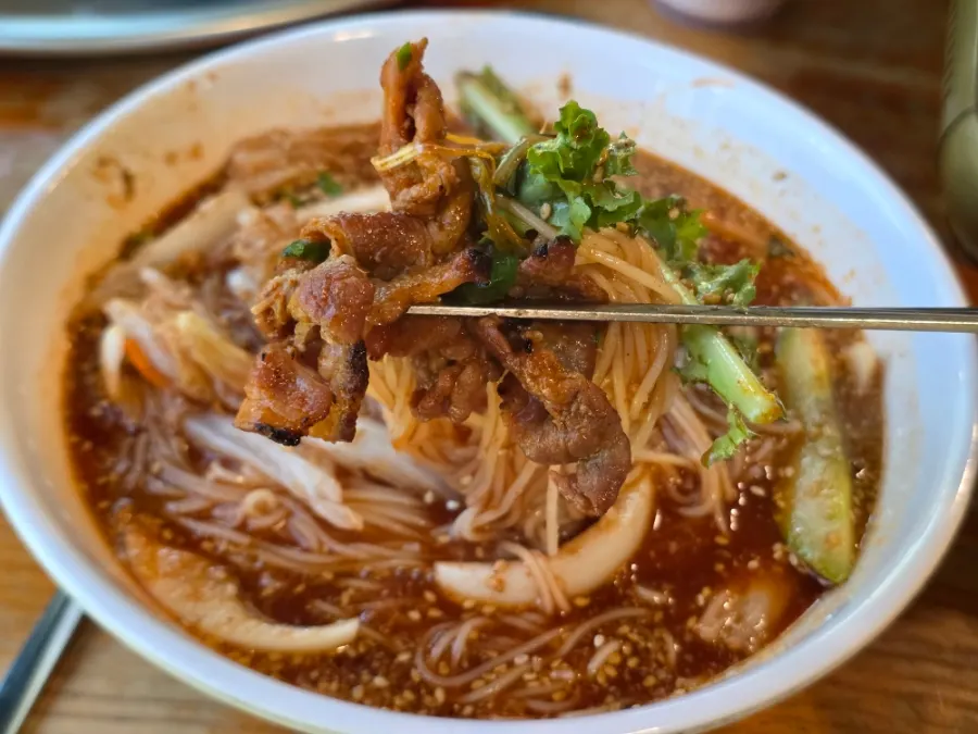 Bibim noodles de Bulhyangjip con hielo