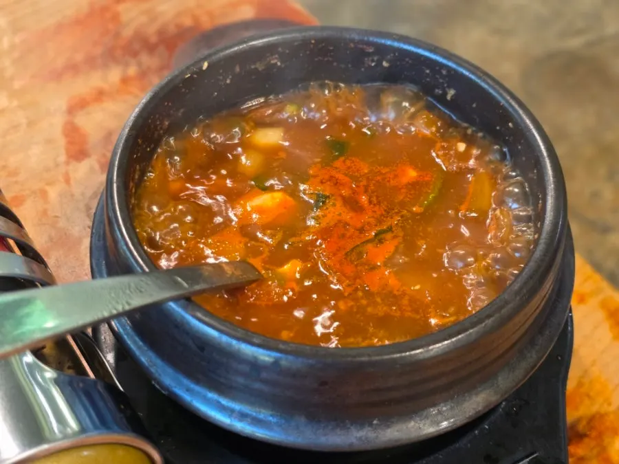 Trozo de carne envuelto en los fideos bibim noodles