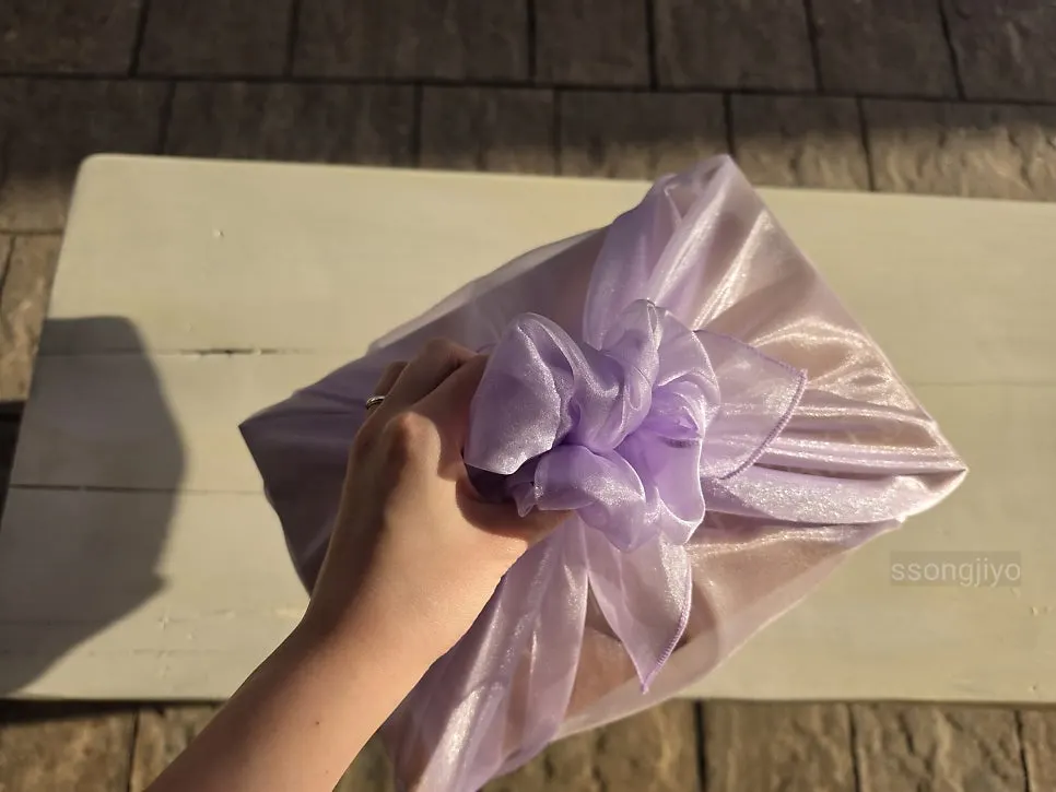 추석 선물용 연보라색 보자기 포장