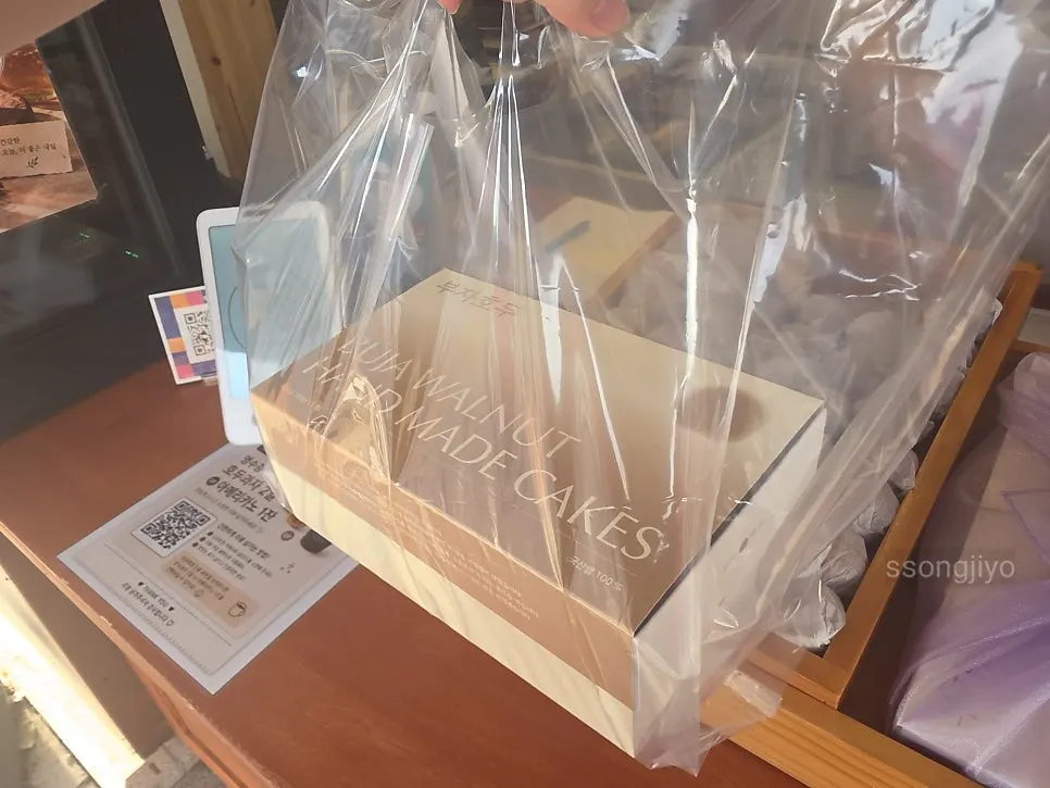 팥과 크림치즈 맛 따로 담은 호두과자 박스