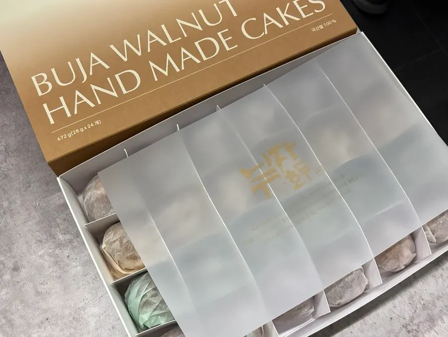 Gift box packaging of Buja Hodu walnut pastries