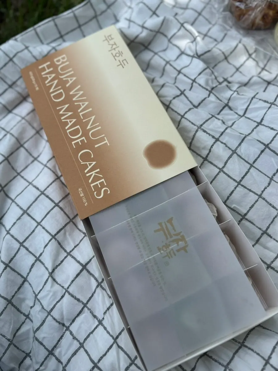 대릉원 근처 피크닉 자리에 놓인 호두과자 박스