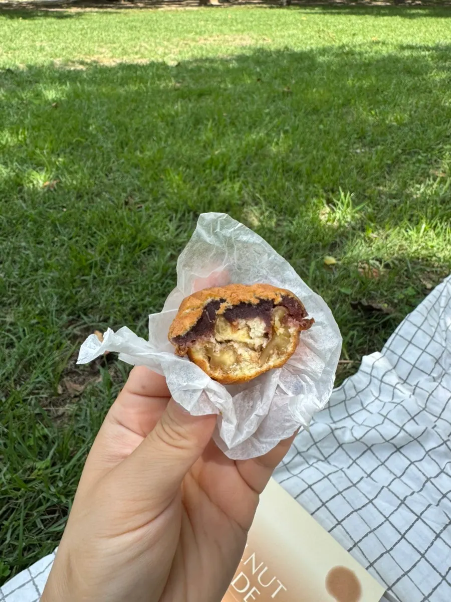 쌀 반죽으로 만든 호두과자 한 알