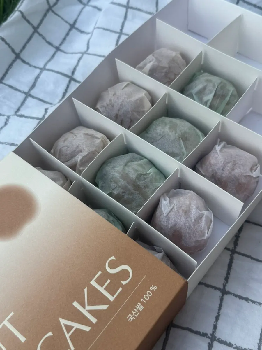 호두과자를 탐내는 아기와 피크닉 풍경