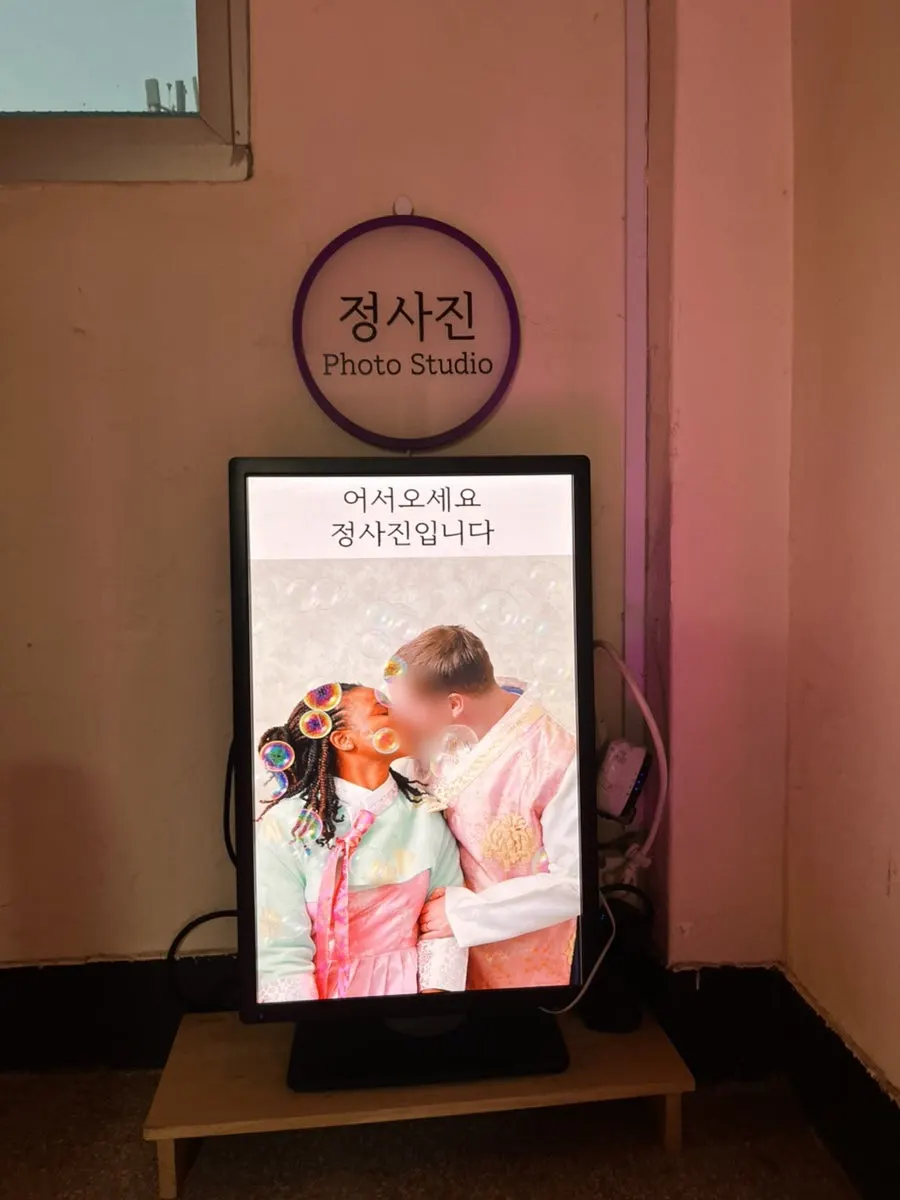 북촌 정사진 2층 입구와 안내 문구