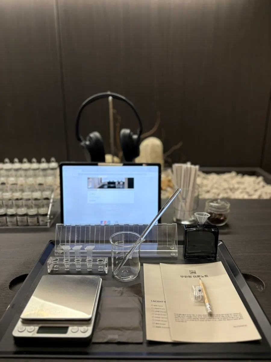 Seat where fragrance-blending guidance takes place