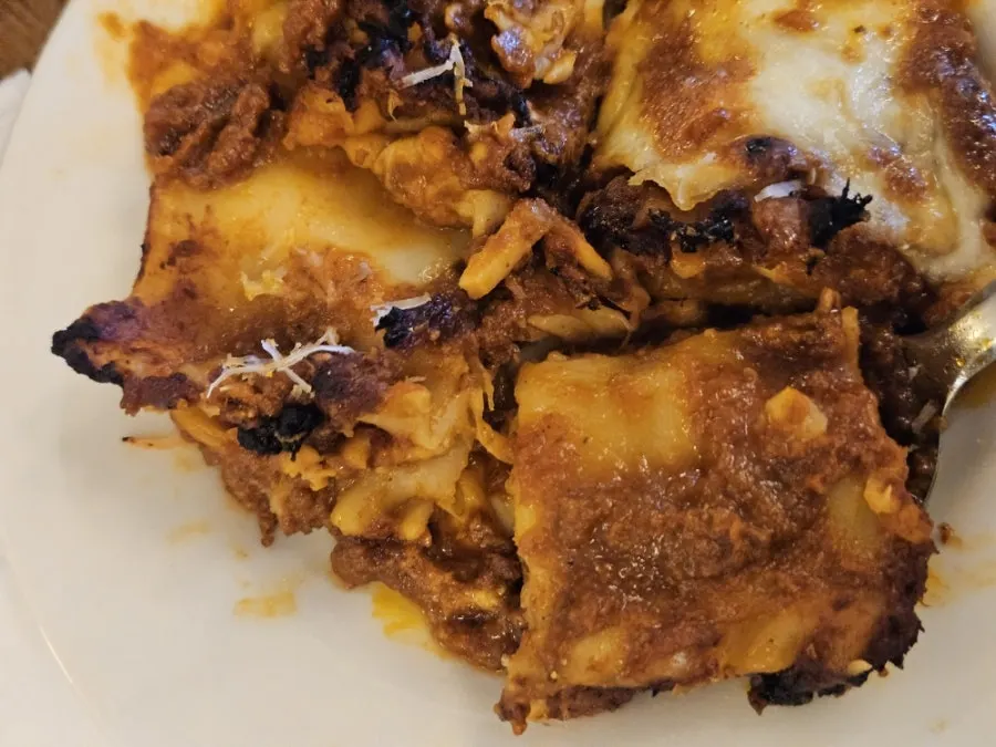 토마토소스가 어우러진 라자냐 단면