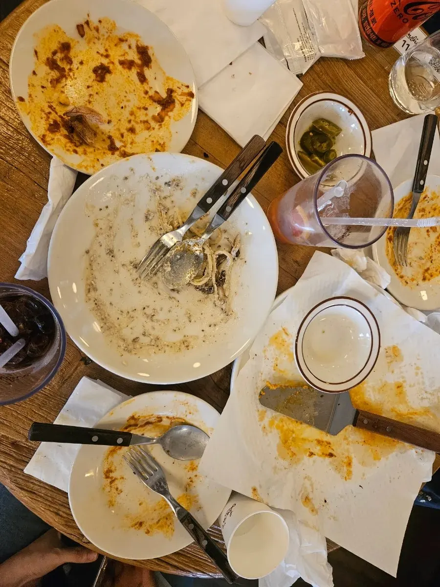 식사를 마친 로우파이브 안국 테이블