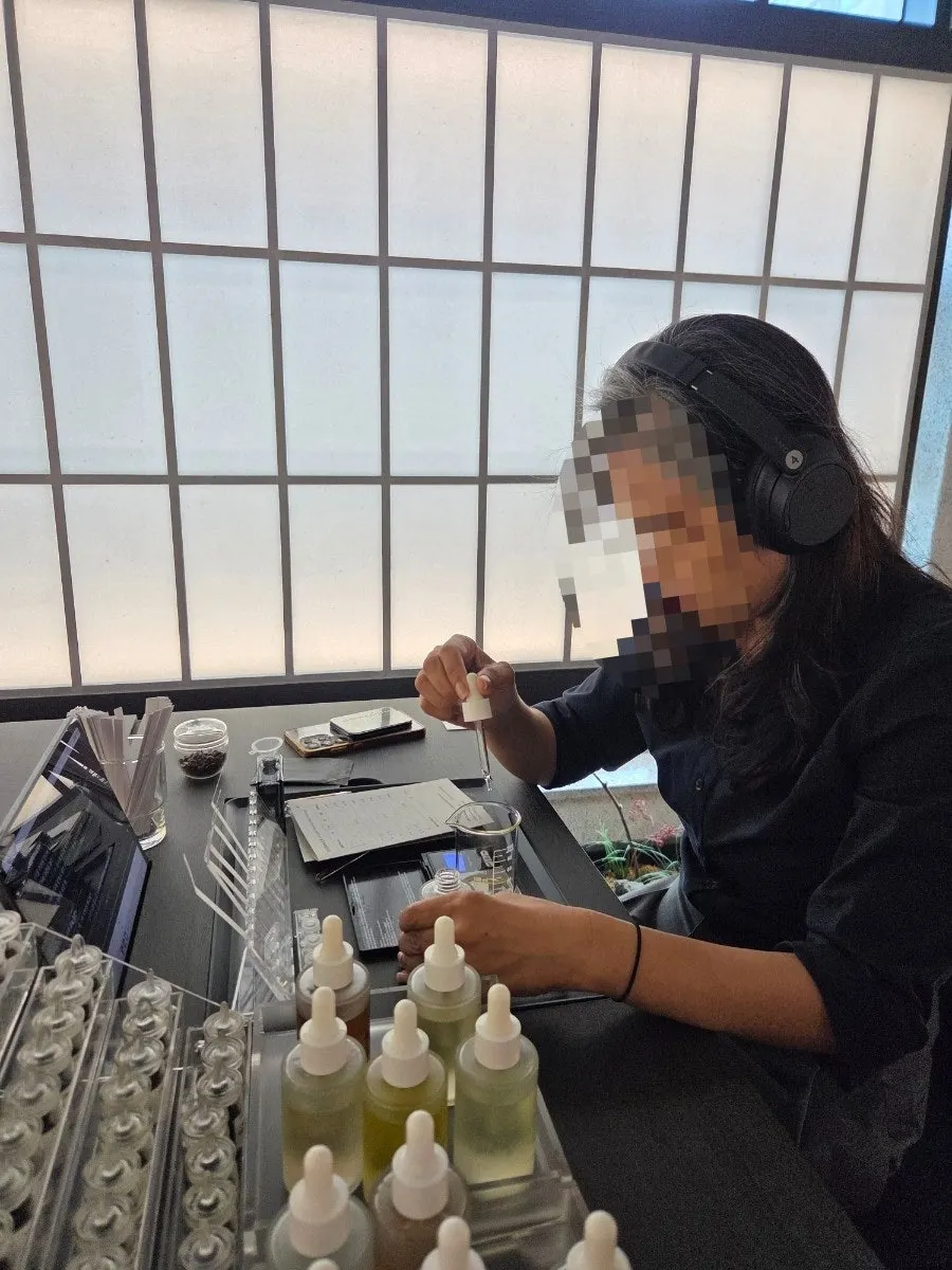 Smelling scents to decide the final blend