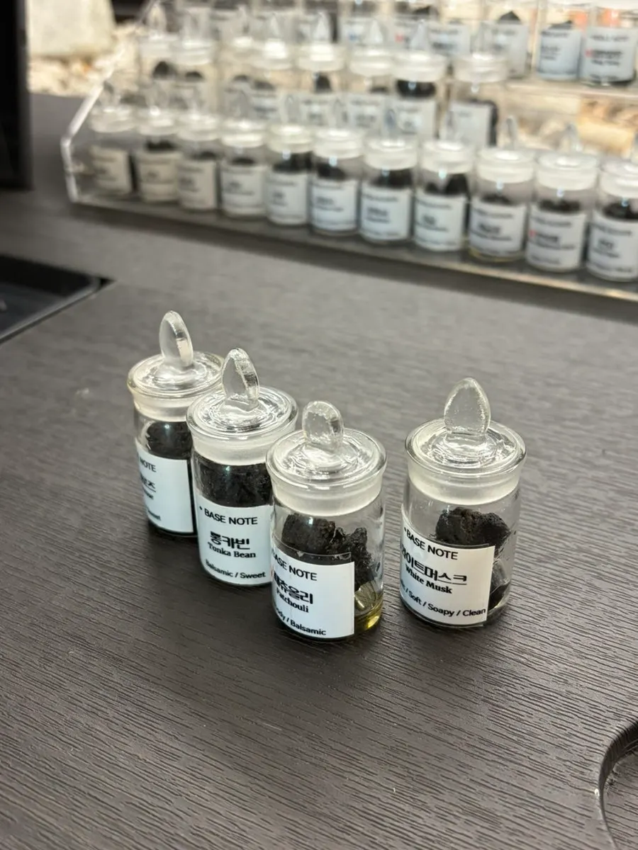 한국 향이 포함된 시향 향료 진열