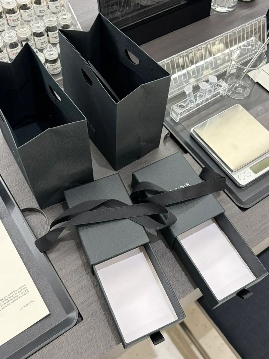 선물처럼 포장된 무화원 향수 패키지